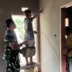Rehabilitasi Rutilahu TMMD ke-130 Berlanjut, Dinding Rumah Emak Ruhimah Mulai Diplester dan Diaci