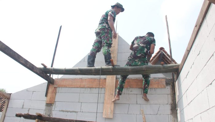 Semangat Anggota Satgas TMMD Ke 130, Pasang Rangka Atap RTLH Milik Bu Kasiyem