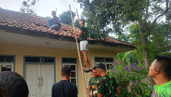 Rumah Warga Bocor Saat Hujan, Satgas TMMD ke-130 Turun Tangan