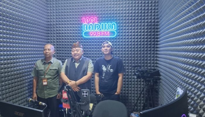 Ketua Umum HPDKI H. Ateng Sutisna Yang Juga Anggota DPR RI dari PKS menggelar talkshow di Radio Radika FM Majalengka