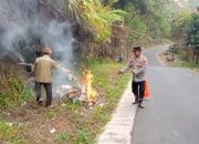 Polisi Bersama Masyarakat, Kapolsek Malausma Turun Langsung Bersihkan Saluran Air Dipinggir jalan..