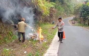 Polisi Bersama Masyarakat, Kapolsek Malausma Turun Langsung Bersihkan Saluran Air Dipinggir jalan..