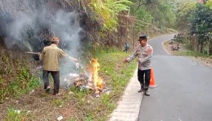 Polisi Bersama Masyarakat, Kapolsek Malausma Turun Langsung Bersihkan Saluran Air Dipinggir jalan..