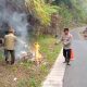 Polisi Bersama Masyarakat, Kapolsek Malausma Turun Langsung Bersihkan Saluran Air Dipinggir jalan..