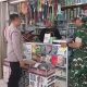 Sinergitas TNI-Polri, Bhabinkamtibmas Polsek Cikijing Bersama Babinsa 1705 Sambangi Pedagang Pasar, Sampaikan Pesan Kamtibmas.
