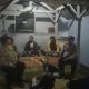 Perkuat Keamanan Lingkungan di Malam Hari, Personel Polsek Cikijing Sambangi Satkamling Desa Cidulang.