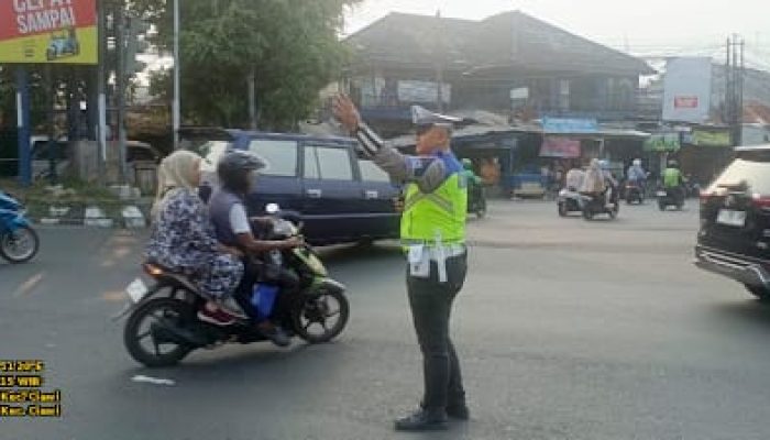 Kapolsek Ciawi Polres Bogor Pimpin Langsung Gatur Lalin Pagi di Simpang Ciawi, Pastikan Arus Kendaraan Tertib dan Lancar