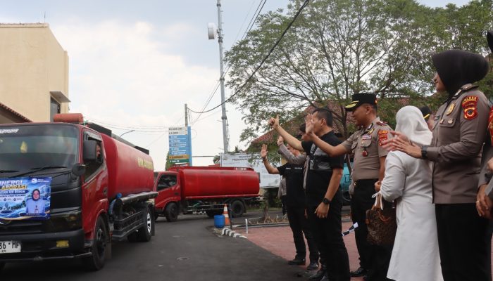 Peduli Kebutuhan Warga, Polres Majalengka Salurkan 10 Truk Tangki Air Bersih ke Tiga Kecamatan