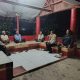Sambangi Satkamling Dusun Mekarsaluyu dan Bagikan Senter, Kapolsek Leuwimunding Pimpin Patroli Malam Cegah Kejahatan Jalanan