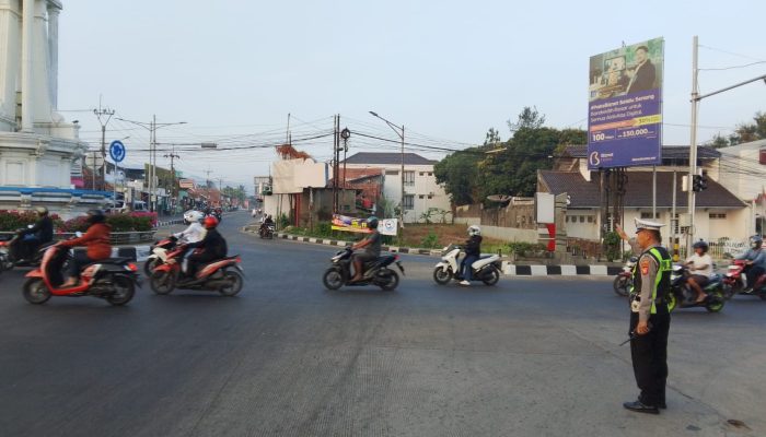 Siagakan Personel di Titik Strategis Perkotaan, Sat Lantas Polres Majalengka Kawal Kelancaran Arus Lalu Lintas PH Pagi