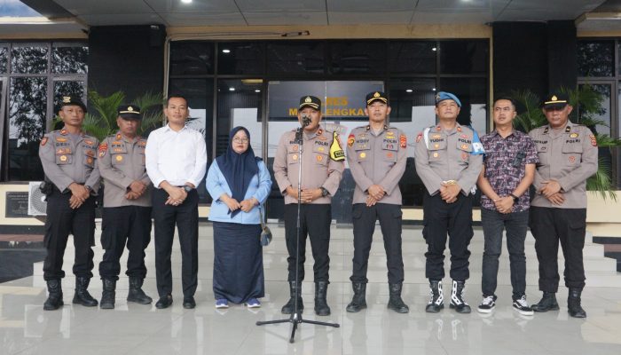 Peduli Warga yang Kesulitan Air Bersih, Polres Majalengka Kerahkan 10 Truk Tangki