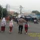 Satpolairud Indramayu Bantu Pelajar Menyeberang Jalan