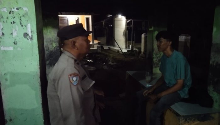 Jaga Kondusifitas Lingkungan Malam Hari, Polsek Dawuan Gelar Patroli Dialogis Menyapa Warga Desa Baturuyuk Jelang Tengah Malam