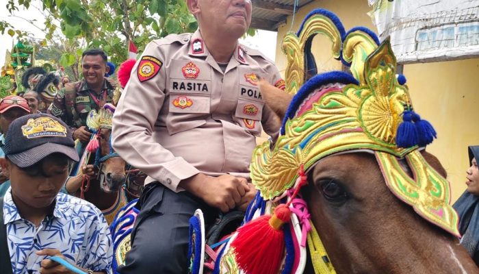 Kawal Tradisi Lokal, Polsek Gabuswetan Amankan Pawai Karnaval Sedekah Bumi di Desa Babakanjaya