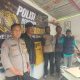 Sambangi Warga Cilember, Bhabinkamtibmas Polsek Cisarua Polres Bogor Sampaikan Pesan Kamtibmas dan Pasang Bendera