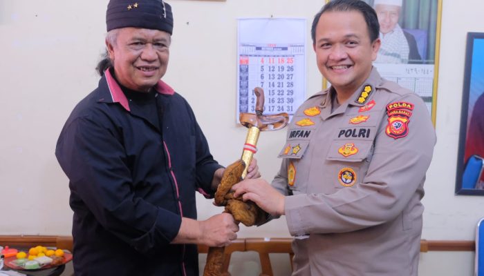Sambut HUT Humas Polri ke-75, Bidhumas Polda Jabar Anjangsana ke Kediaman  Mantan Kapolda Jabar Irjen Pol (Purn) DR. Drs. H. Anton Charliyan MPKN